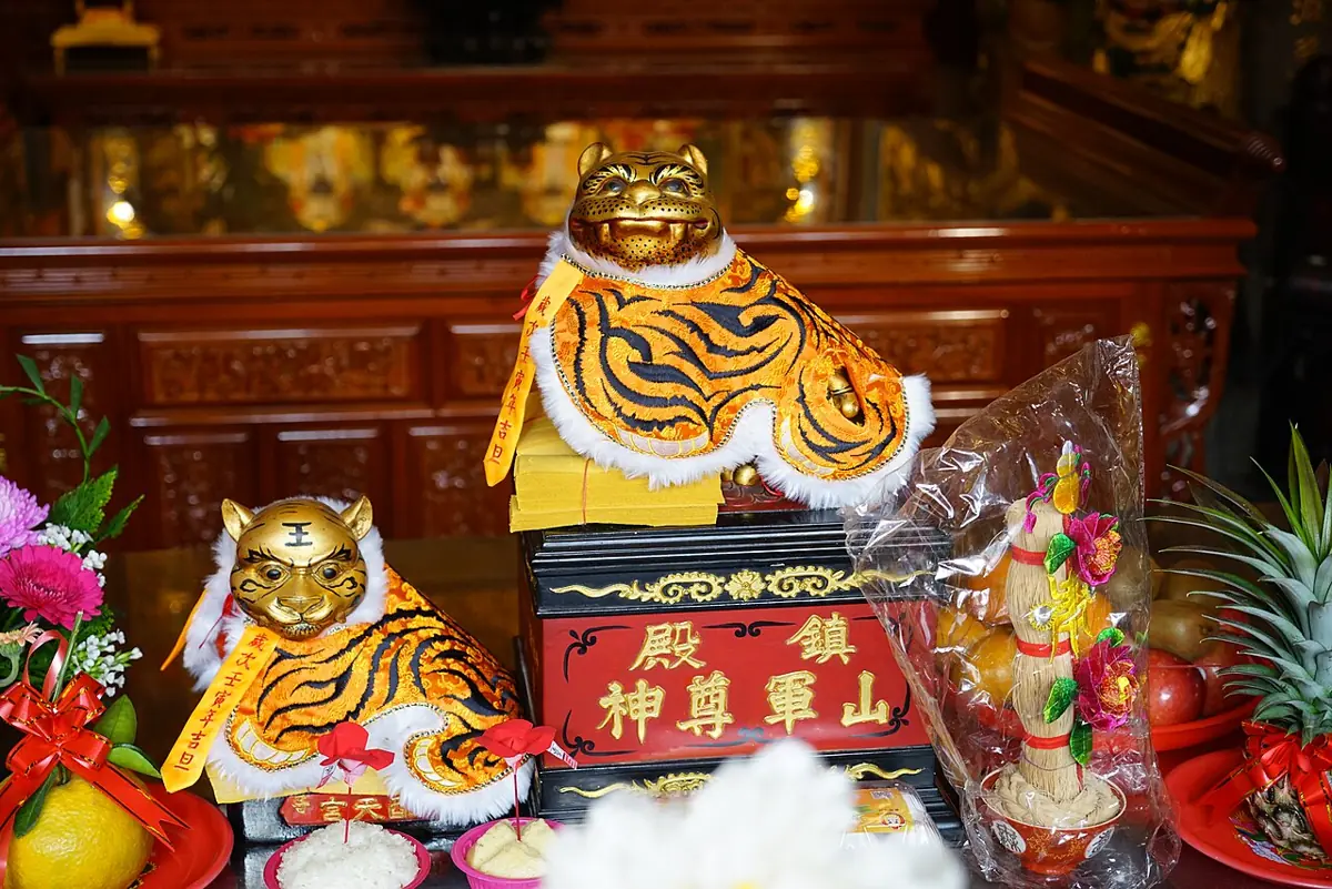 朴子配天宮供奉在神桌上、身穿龍袍的虎爺