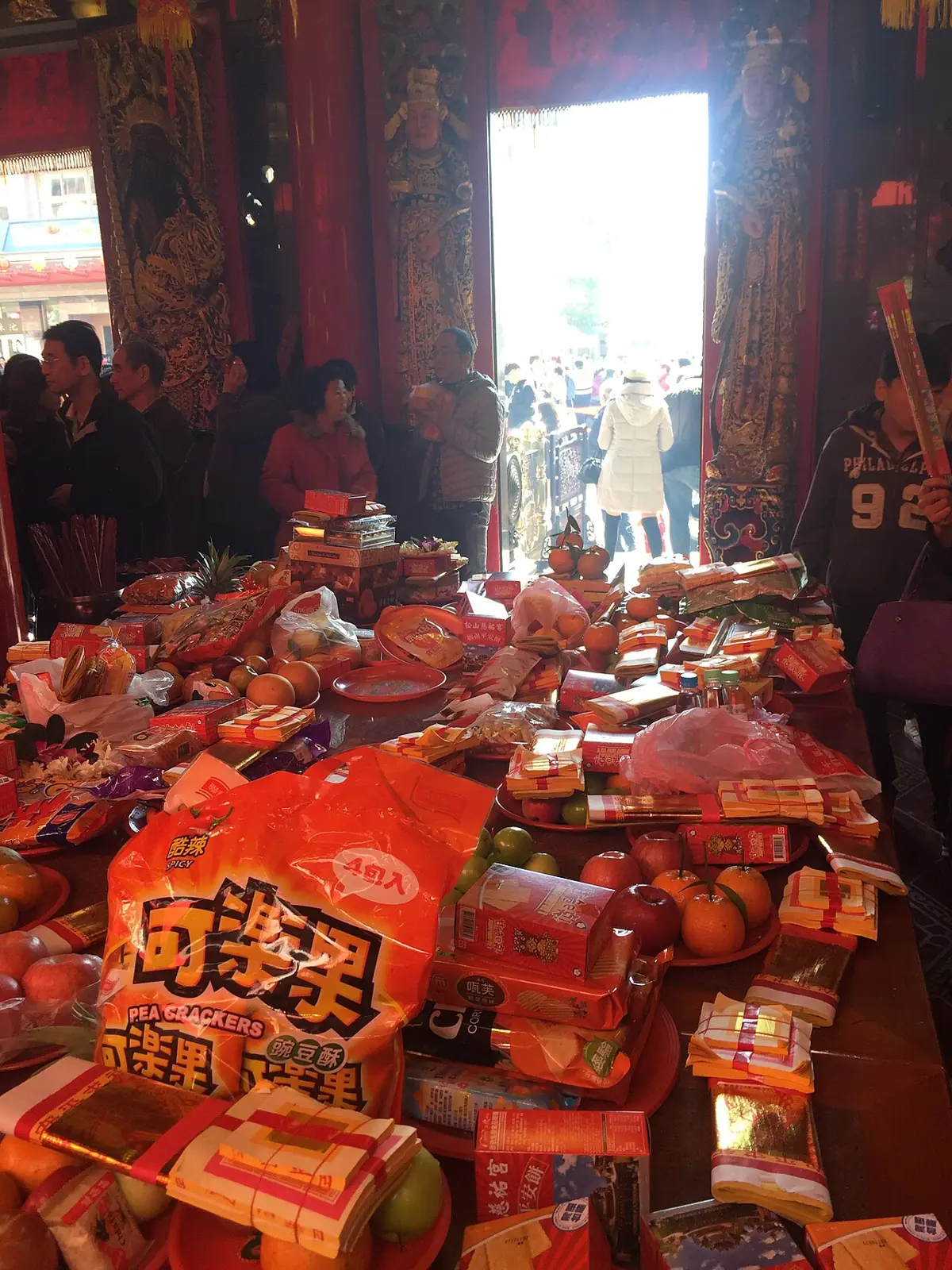 松山慈祐宮正殿供桌上的供品