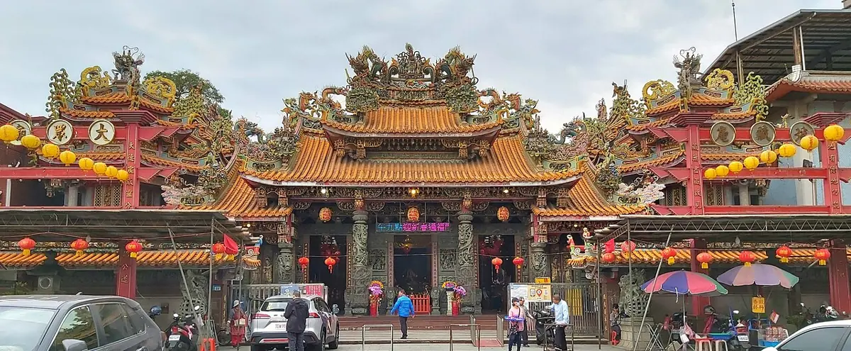 新莊地藏庵廟埕與建築外觀