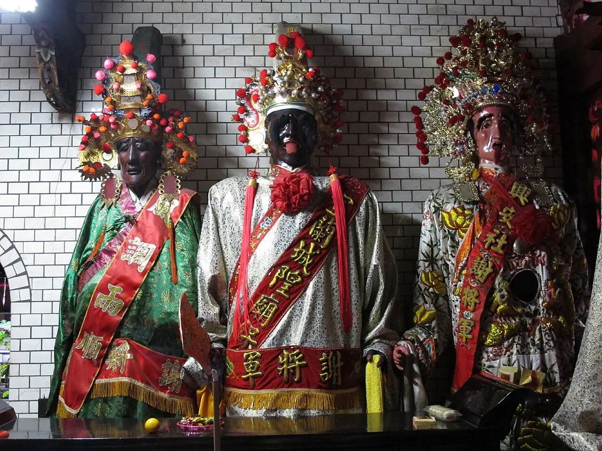 宜蘭城隍廟三川殿內范謝將軍的木雕神像與大神尪